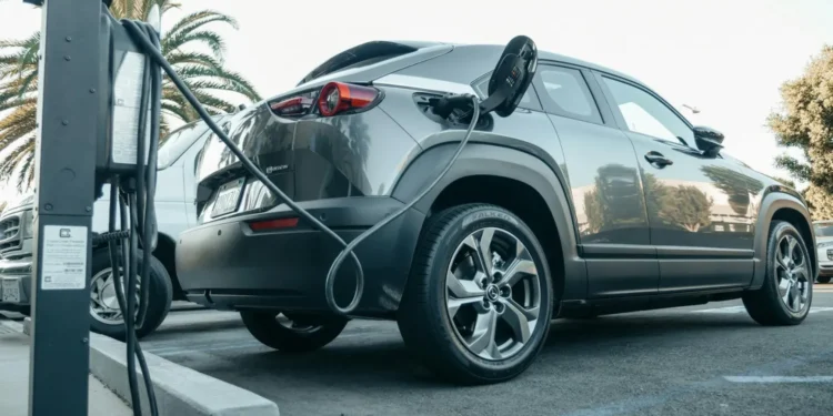 Trump închide stațiile de încărcare a mașinilor electrice din clădirile guvernului federal