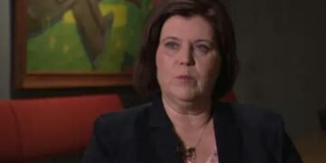 Pleacă din guvern după ce s-a aflat că a avut un iubit de 15 ani