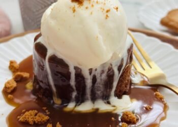 Budincă lipicioasă de caramel