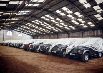 A comandat 239 de Land Rover Defenders și s-a îmbogățit