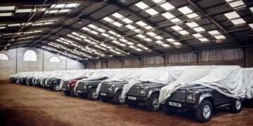 A comandat 239 de Land Rover Defenders și s-a îmbogățit