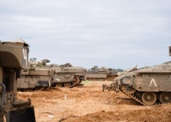 Armata israeliană intră cu blindatele în Gaza