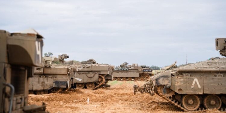 Armata israeliană intră cu blindatele în Gaza