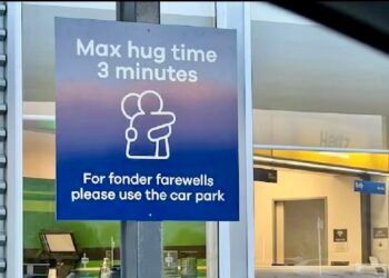 Un aeroport limitează îmbrățișările la trei minute. Anunțul e viral!