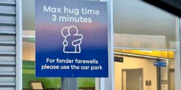 Un aeroport limitează îmbrățișările la trei minute. Anunțul e viral!