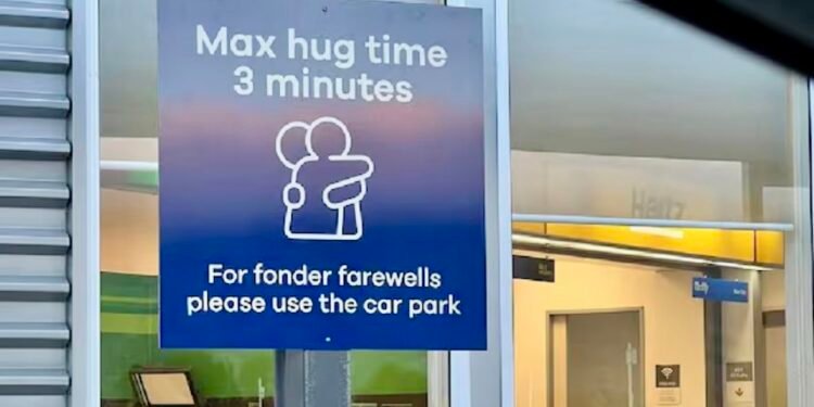 Un aeroport limitează îmbrățișările la trei minute. Anunțul e viral!