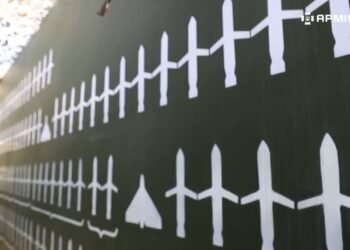 Ucrainenii gravează pe lansator numărul de rachete și drone distruse