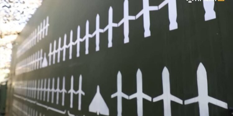 Ucrainenii gravează pe lansator numărul de rachete și drone distruse