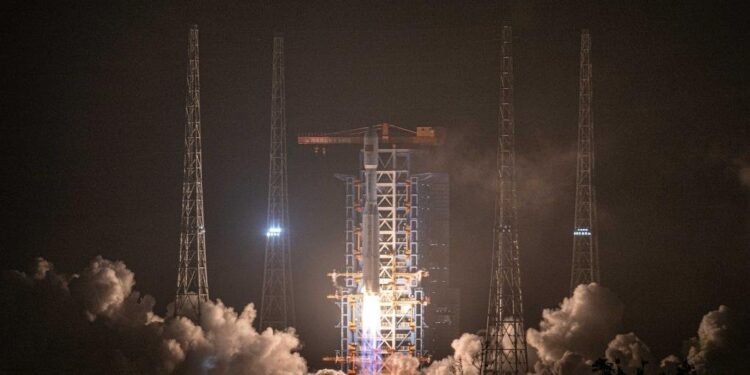 China a lansat miercuri un grup de 18 sateliți comerciali