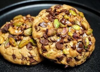Biscuiți cu ciocolată, toffee și nuci de pistachio