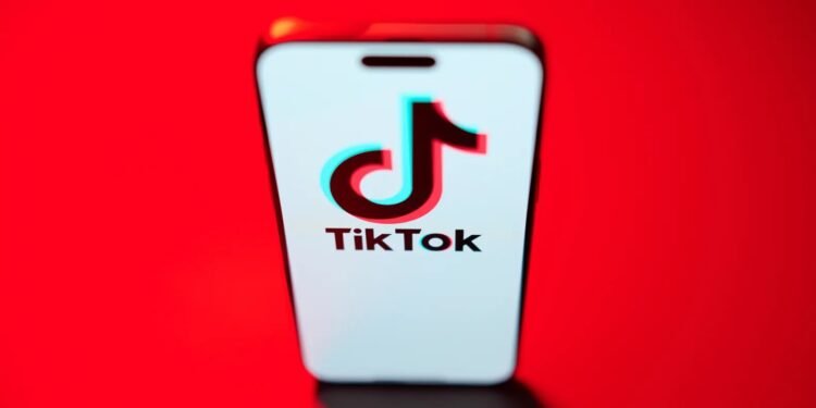 Ce riscă TikTok dacă nu vinde aplicația până la 5 aprilie