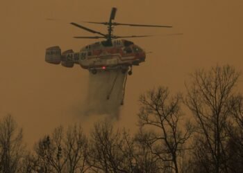 Elicopter prăbușit în incendiu, templu distrus de flăcări