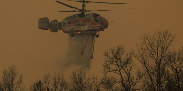 Elicopter prăbușit în incendiu, templu distrus de flăcări