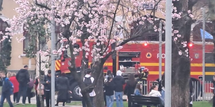 Alertă de incendiu la o școală din Târgu Jiu. Copii evacuați!