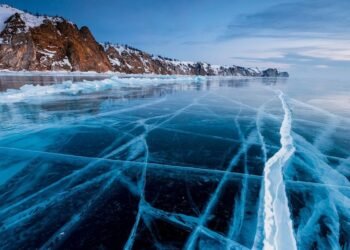 A înotat 122 de metri sub gheață, fără costum de neopren – VIDEO