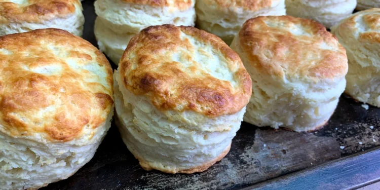 Biscuiți pufoși cu unt și lapte bătut