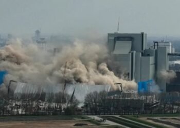Eșec spectaculos la demolarea unei termocentrale pe cărbune