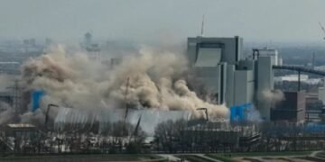Eșec spectaculos la demolarea unei termocentrale pe cărbune