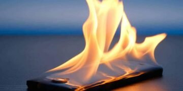 Explozie în buzunar? Cât de periculoase sunt telefoanele și laptopurile cu baterii litiu-ion