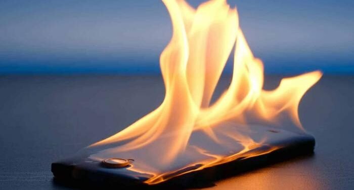 Explozie în buzunar? Cât de periculoase sunt telefoanele și laptopurile cu baterii litiu-ion