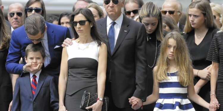 Zeci de agenți secreți pentru protecția copiilor lui Biden