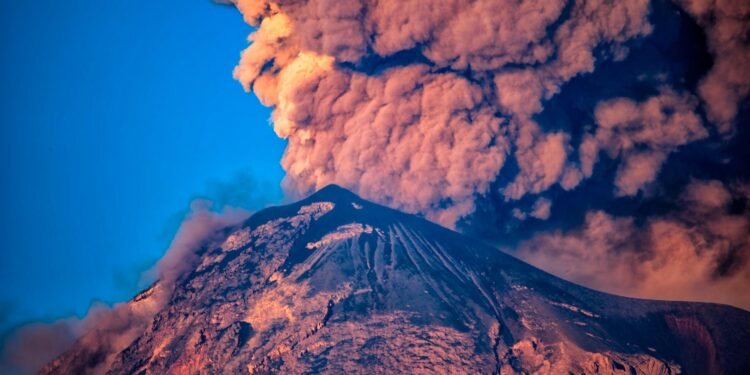 Vulcanul Fuego a erupt, localnicii sunt evacuați