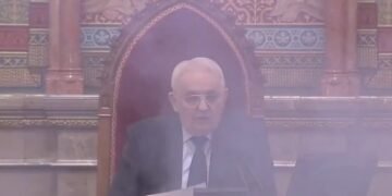 Ungaria interzice evenimentele Pride în public. Opozanții au dat cu fumigene!