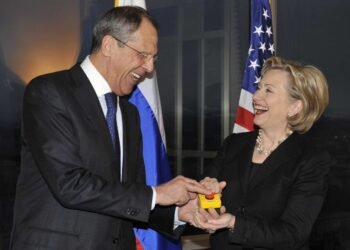 Hillary Clinton a uitat când făcea glumițe nucleare cu Lavrov