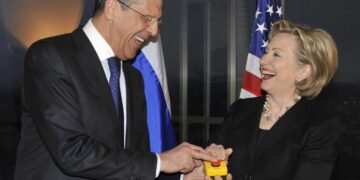 Hillary Clinton a uitat când făcea glumițe nucleare cu Lavrov