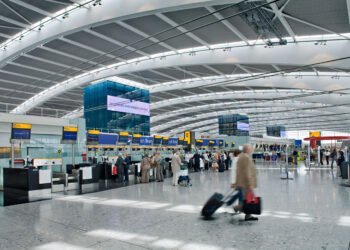 Cetățenii UE nu vor mai avea acces fără viză în Regatul Unit începând cu aprilie 2025