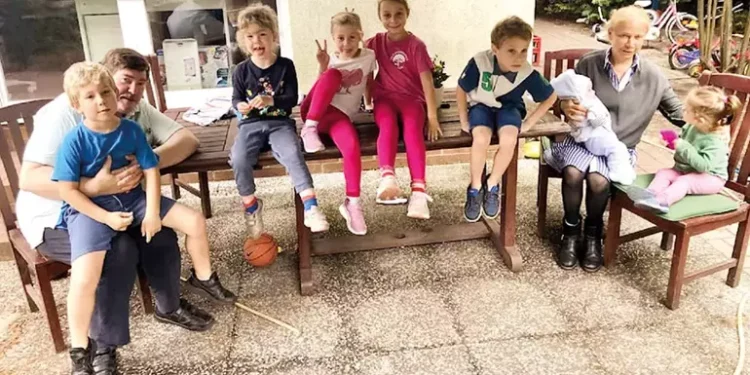 A născut al zecelea copil, la 66 de ani