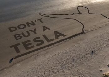 FBI formează un grup operativ pentru a combate atacurile asupra Tesla