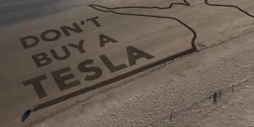 FBI formează un grup operativ pentru a combate atacurile asupra Tesla