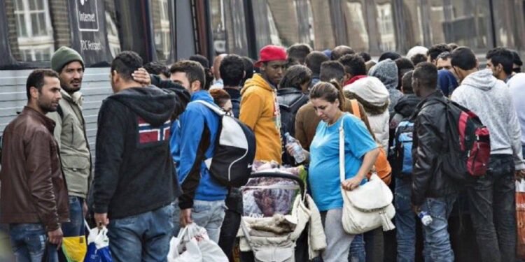 Marea Britanie ar plăti țările mai mici să preia migranții