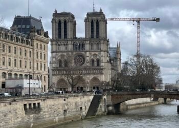 Spectacol periculos la Notre-Dame: Un intrus a sfidat securitatea și a sărit cu parapanta de pe schele