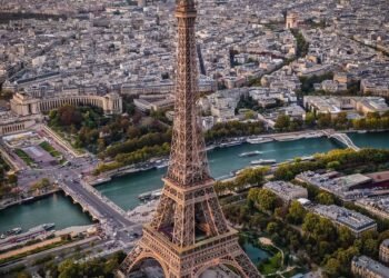 Franța, între „Bravo!” și „A murit democrația”