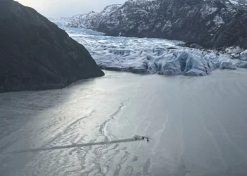 Pilotul și doi copii au supraviețuit pe aripa avionului