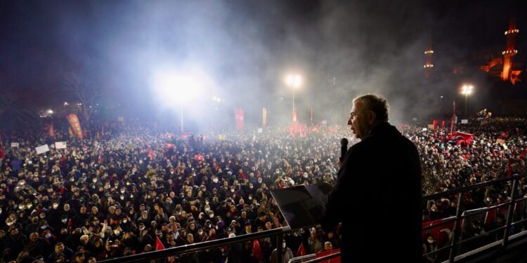 Judecătorul menține arestarea lui Imamoglu. „O rușine!”