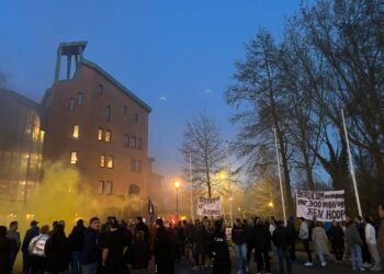 Protest cu ouă și picioare de porc