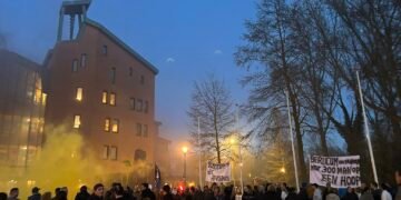 Protest cu ouă și picioare de porc