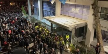 Televiziunea publică din Serbia, blocată de manifestanți