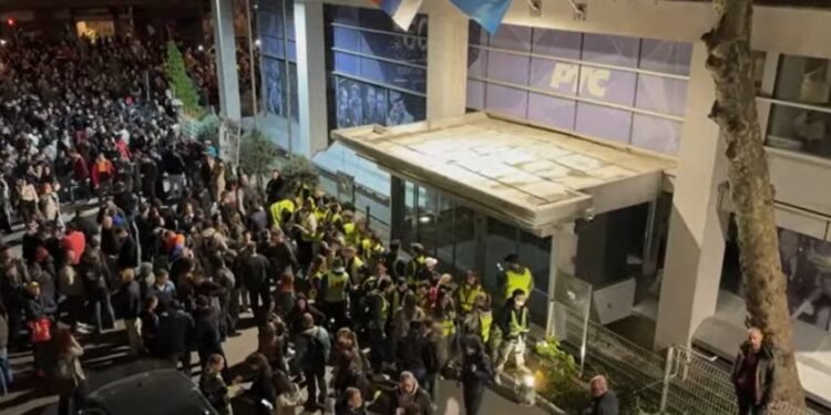 Televiziunea publică din Serbia, blocată de manifestanți