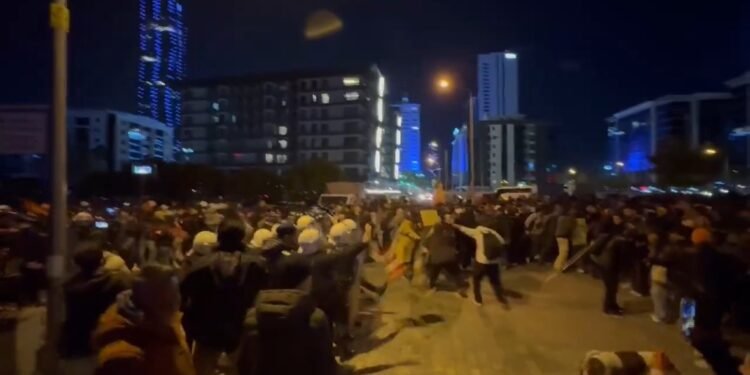 Un român și un american, deportați după protestele din Turcia