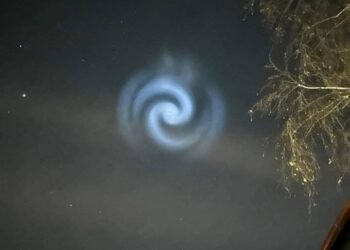 Ce a provocat apariția spiralelor albastre pe cer
