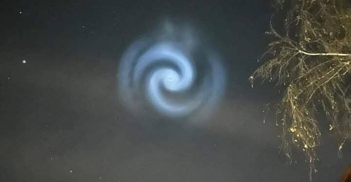 Ce a provocat apariția spiralelor albastre pe cer
