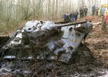 Tancul T-34: O legendă de 80 de ani, captivă în albia Tisei