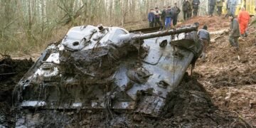 Tancul T-34: O legendă de 80 de ani, captivă în albia Tisei