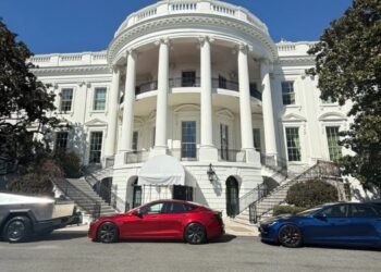 Cât a dat Trump pe noua lui mașină Tesla