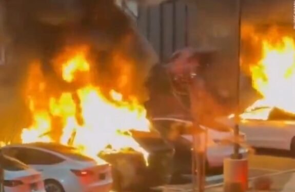 Terorismul anti-Tesla a luat amploare. Noi incidente!