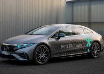 Mercedes testează în Germania luminile turcoaz